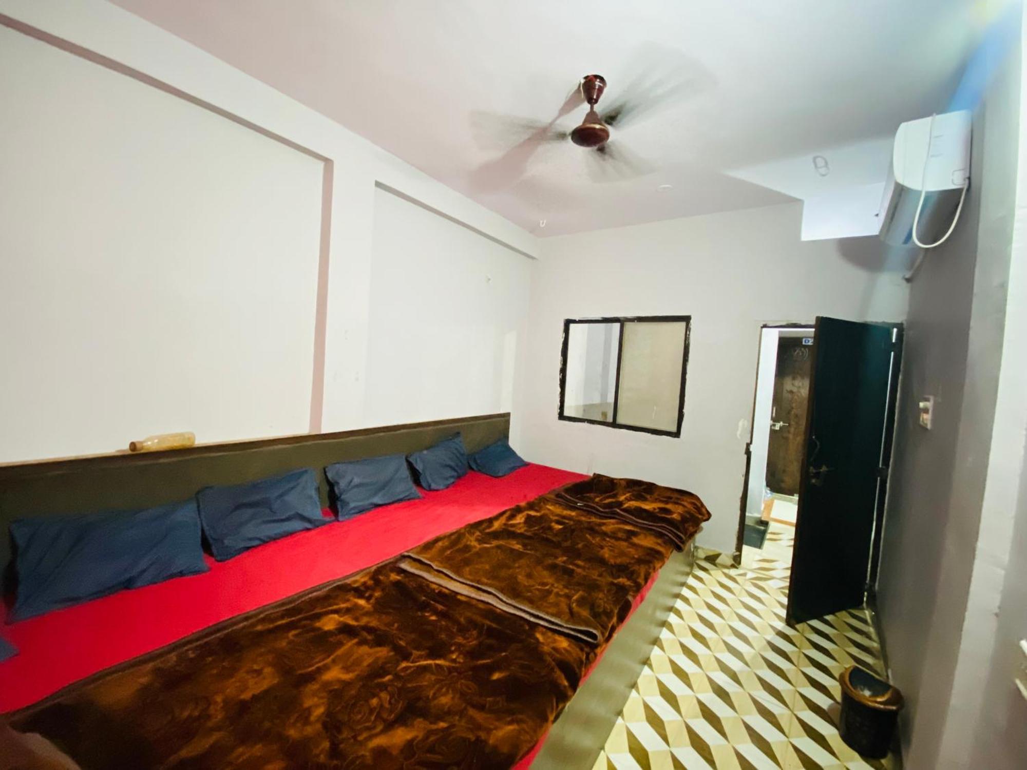 Hotel Ramghat View Уджайн Екстериор снимка